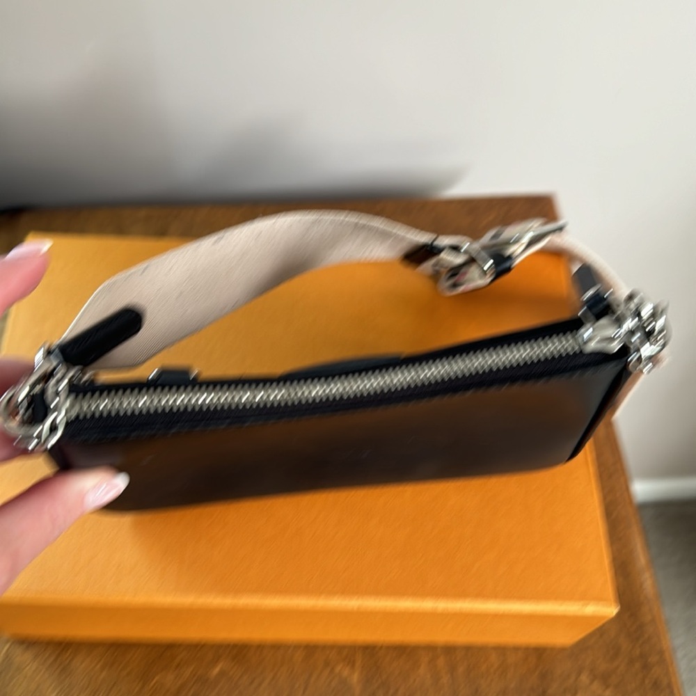 LOUIS VUITTON Black Epi Leather Pouch with adjustable strap and shoulder chain - Picture 4 of 9